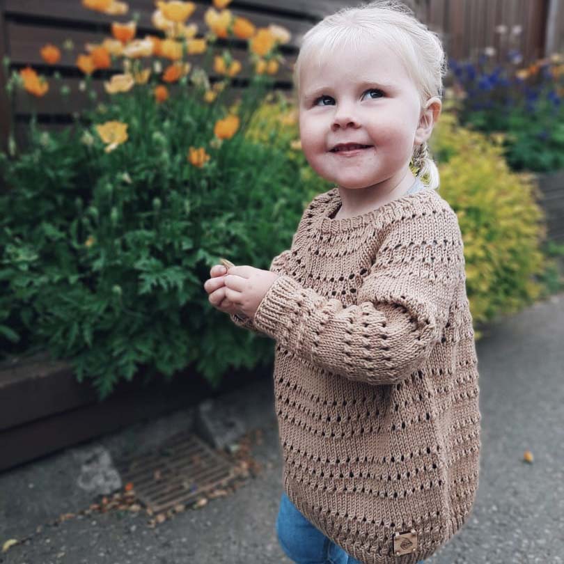 Nora - Kinderpullover mit Lochmuster