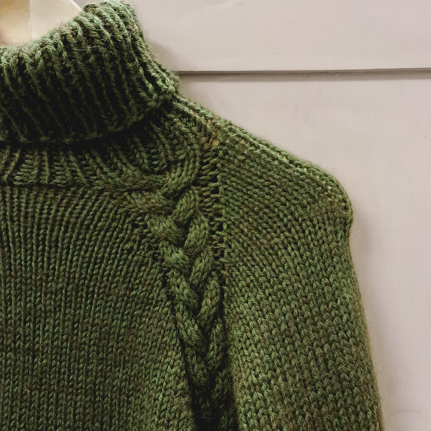 Falscher Vogel - Damenpullover, RVO mit Zopfmuster