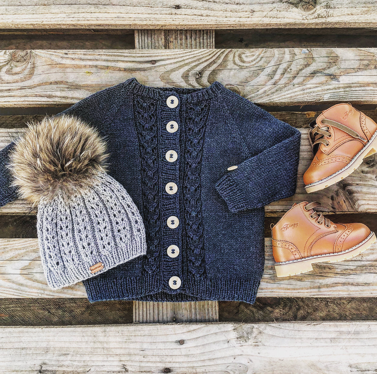 Rabe - eine Strickjacke für Kinder mit Lochmuster.
