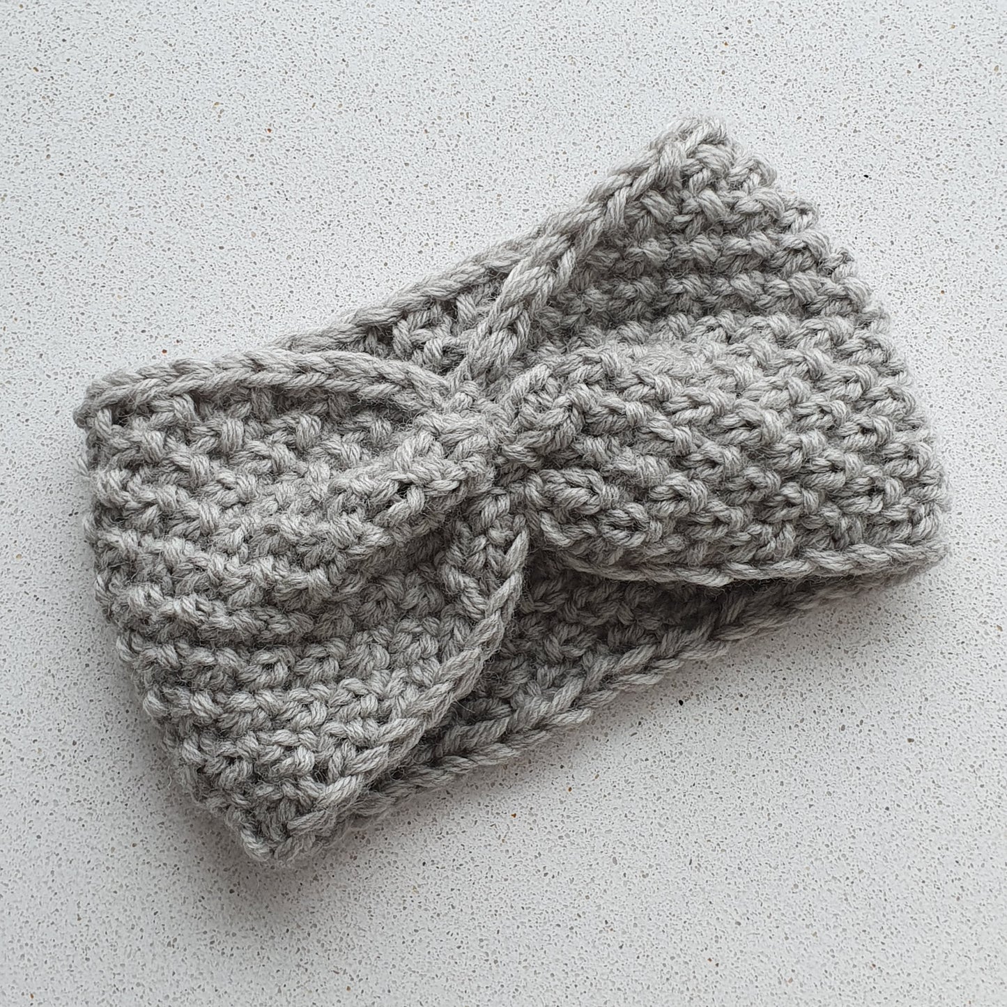 UNA - Stirnband mit Perlmuster und Pompon