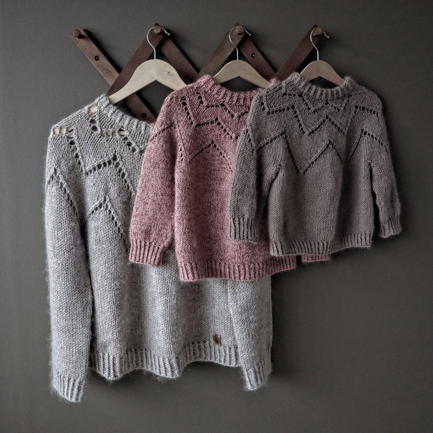Feder - ein Kinderpullover mit Lochmuster