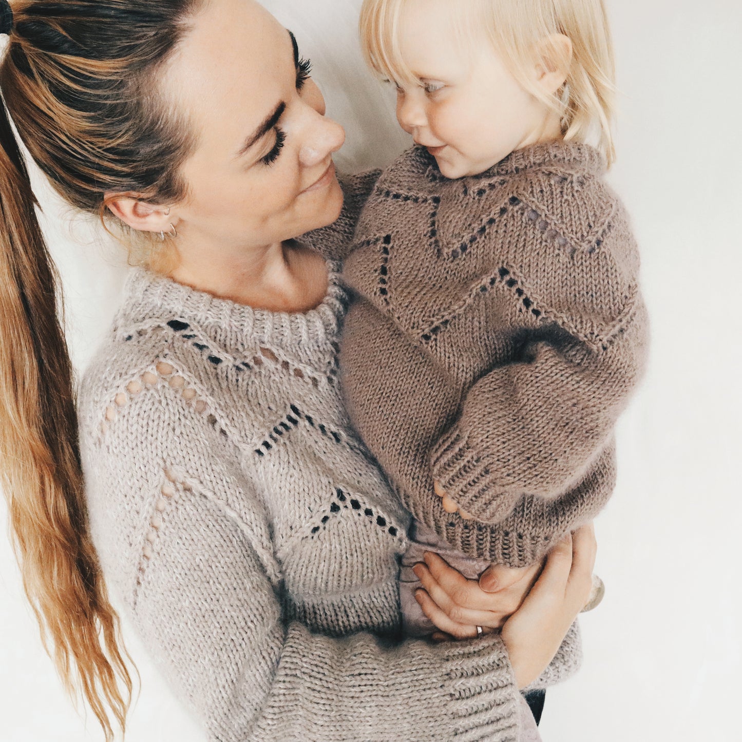 Feder - ein Kinderpullover mit Lochmuster