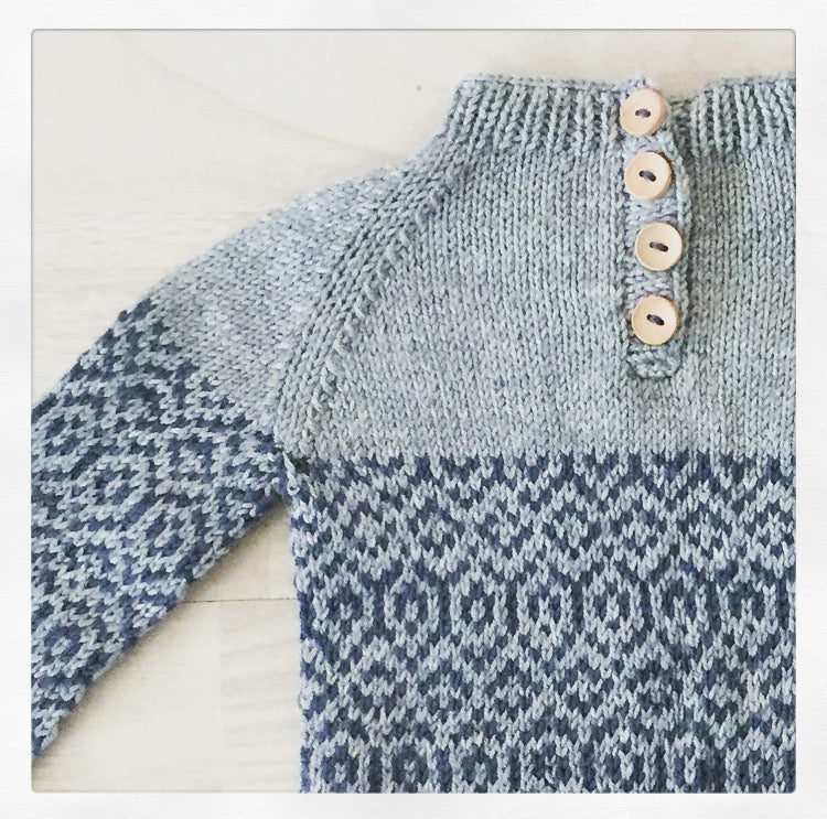 Raureif - ein Kinderpullover mit zweifarbigem Muster und Knöpfen