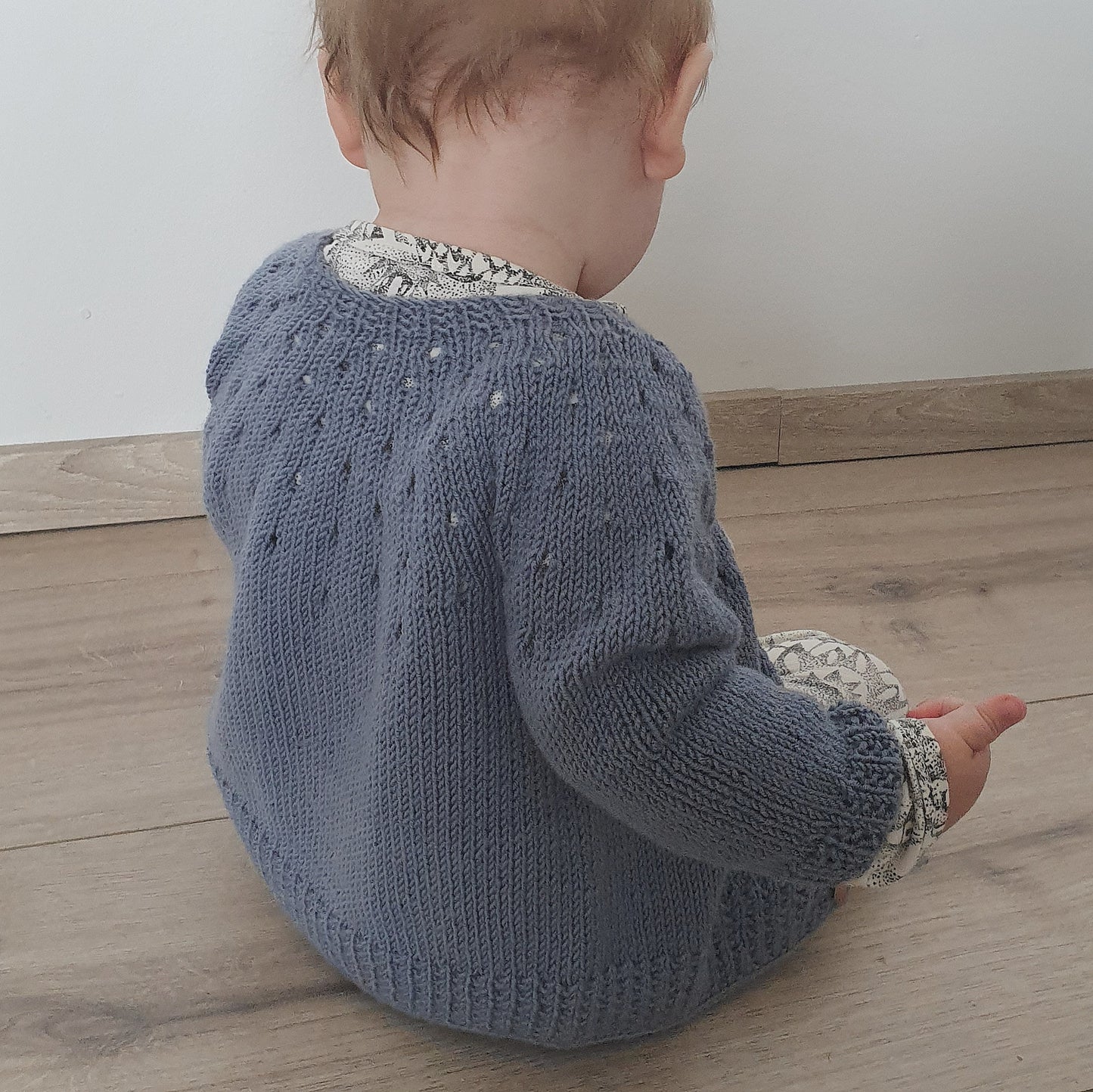 Glück - eine Babyjacke mit Lochmuster in der Rundpasse