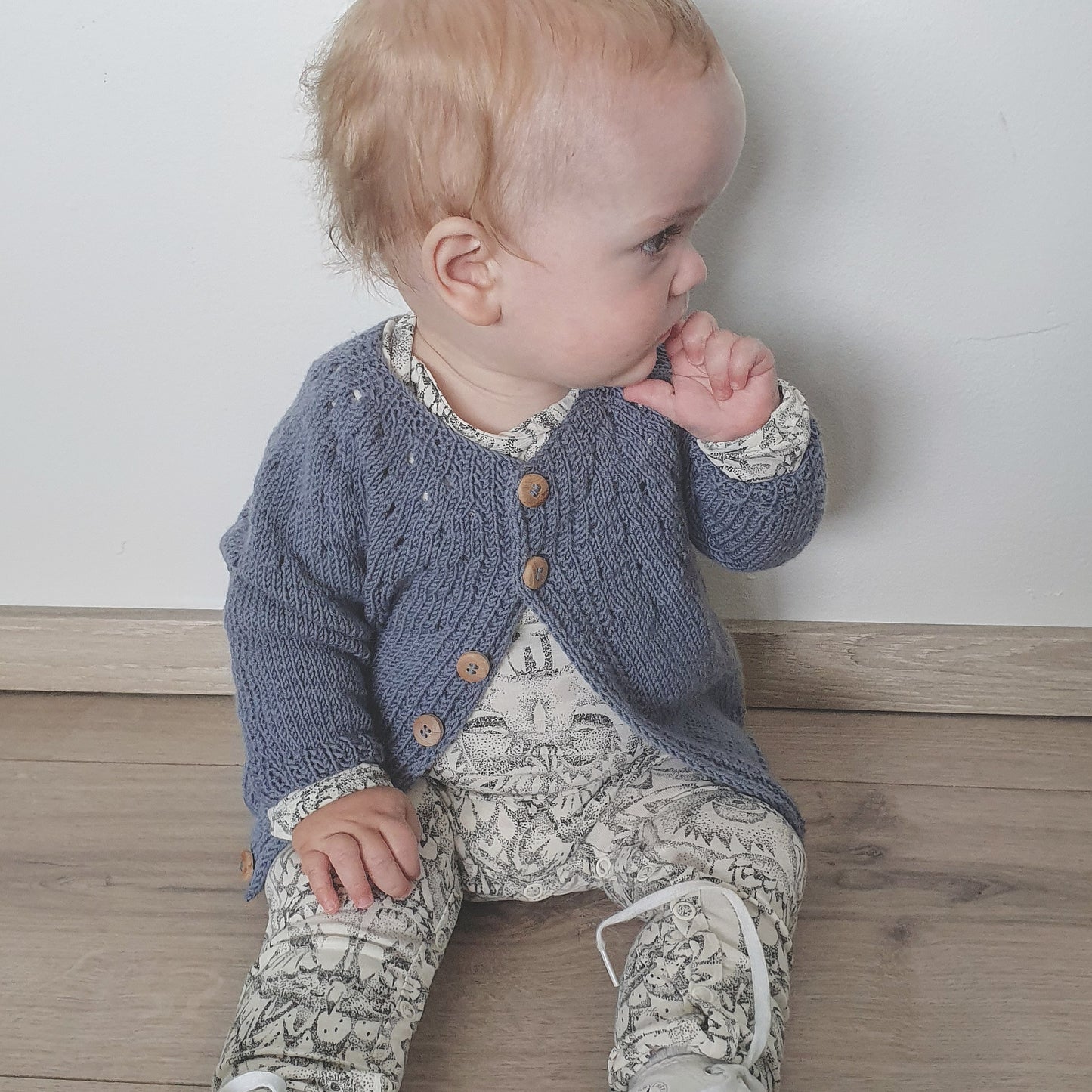 Glück - eine Babyjacke mit Lochmuster in der Rundpasse