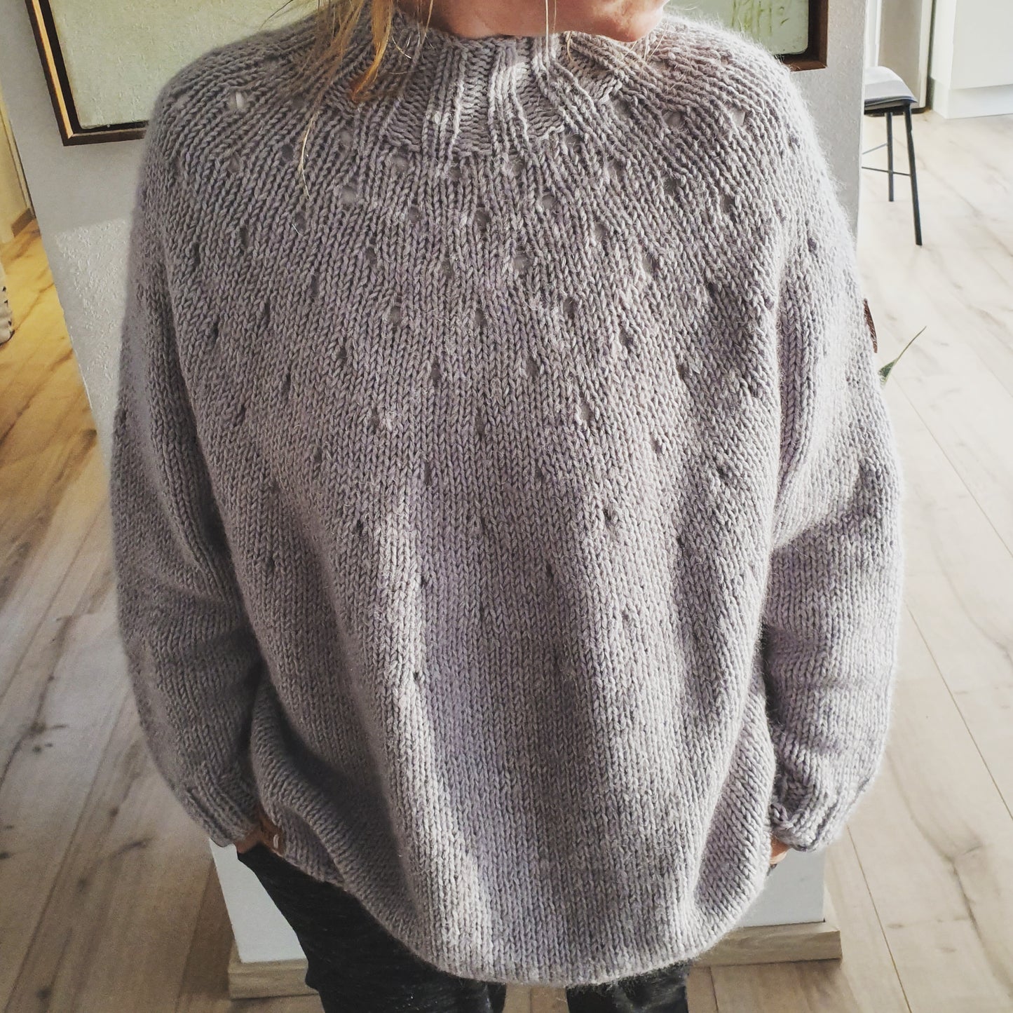Glück - ein Damenpullover mit Lochmuster in der Rundpasse.