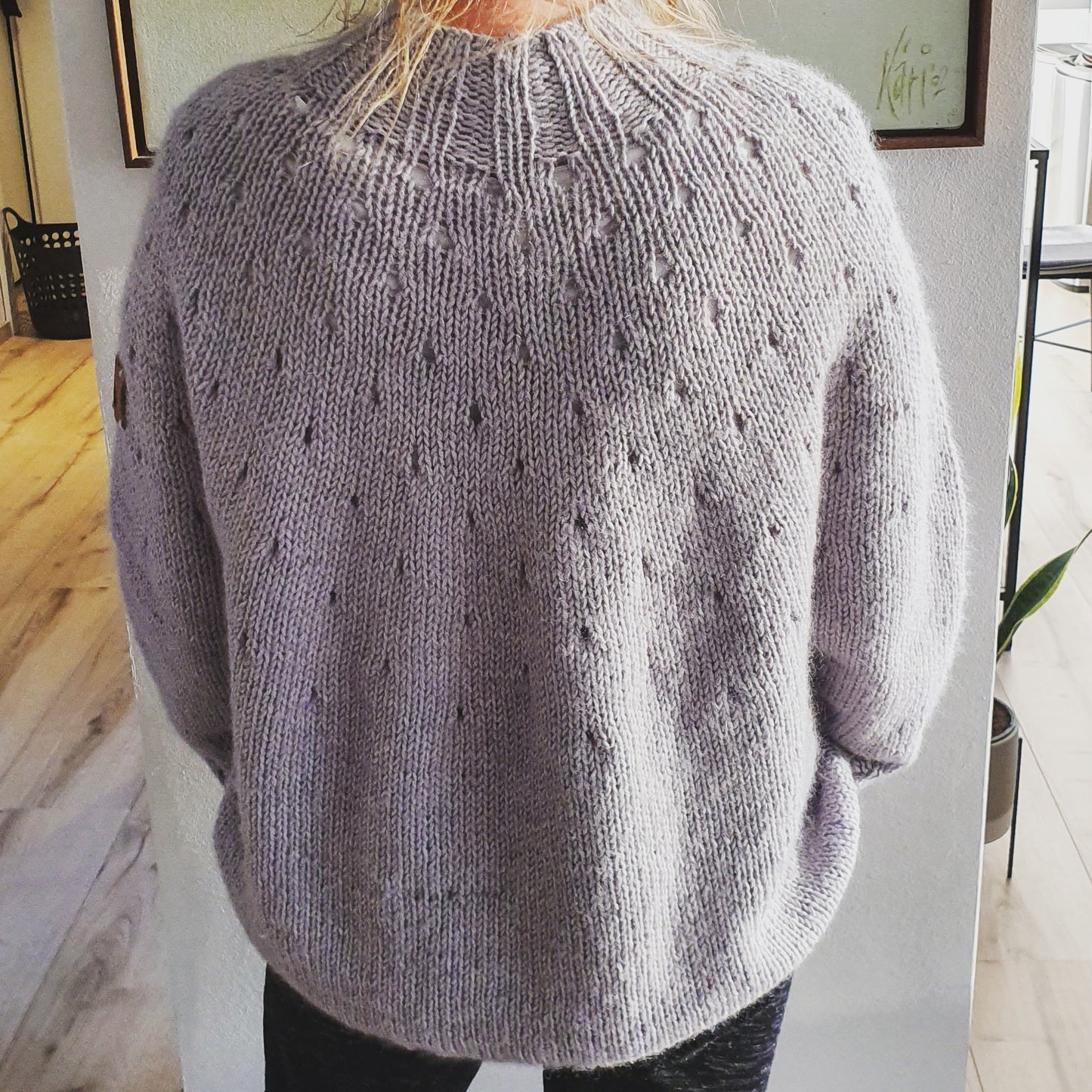 Glück - ein Damenpullover mit Lochmuster in der Rundpasse.
