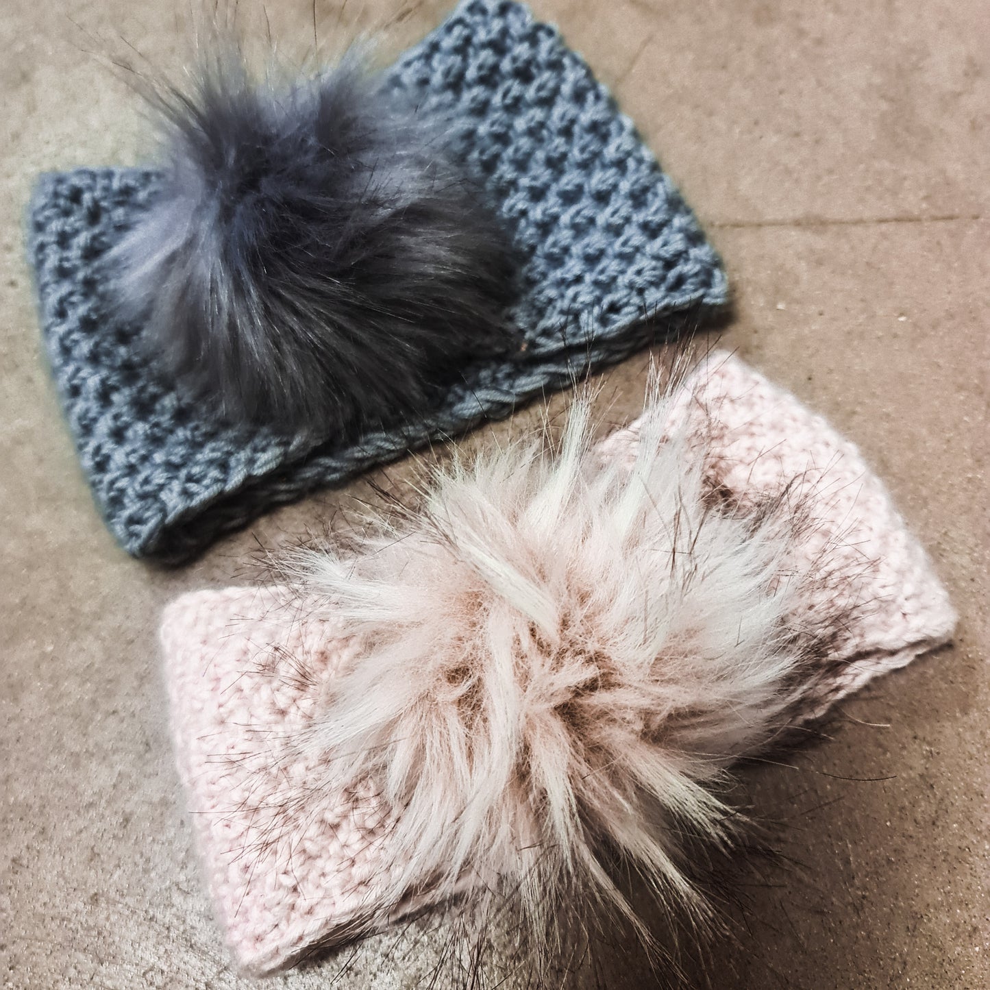 UNA - Stirnband mit Perlmuster und Pompon