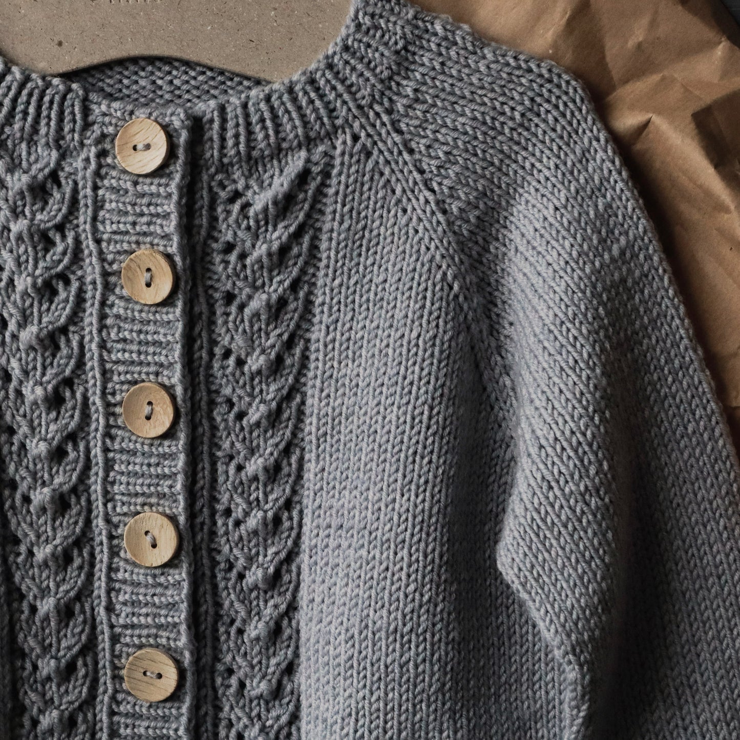 Rabe - eine Strickjacke für Kinder mit Lochmuster.