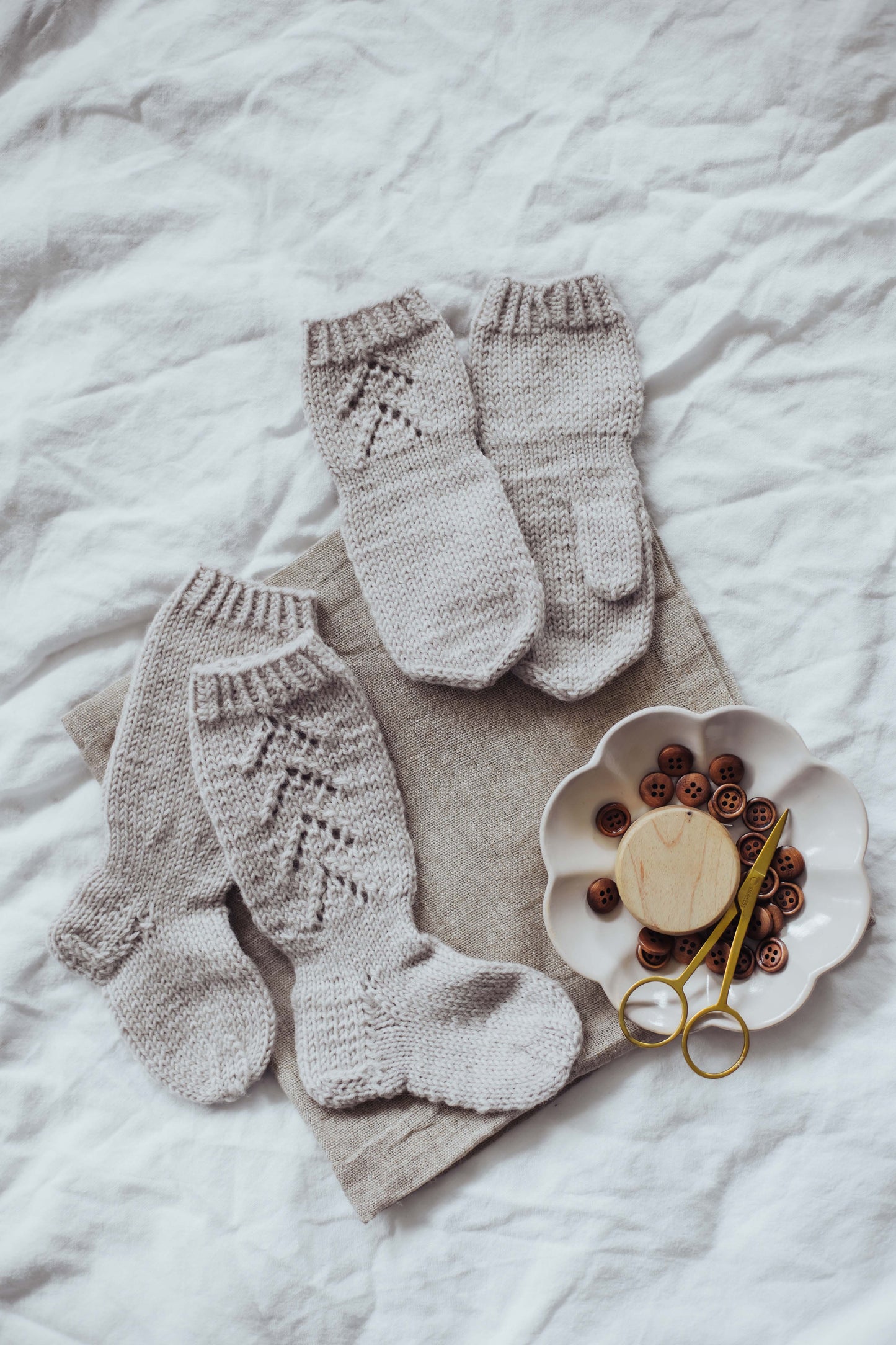 Feder Kindersocken und Handschuhe