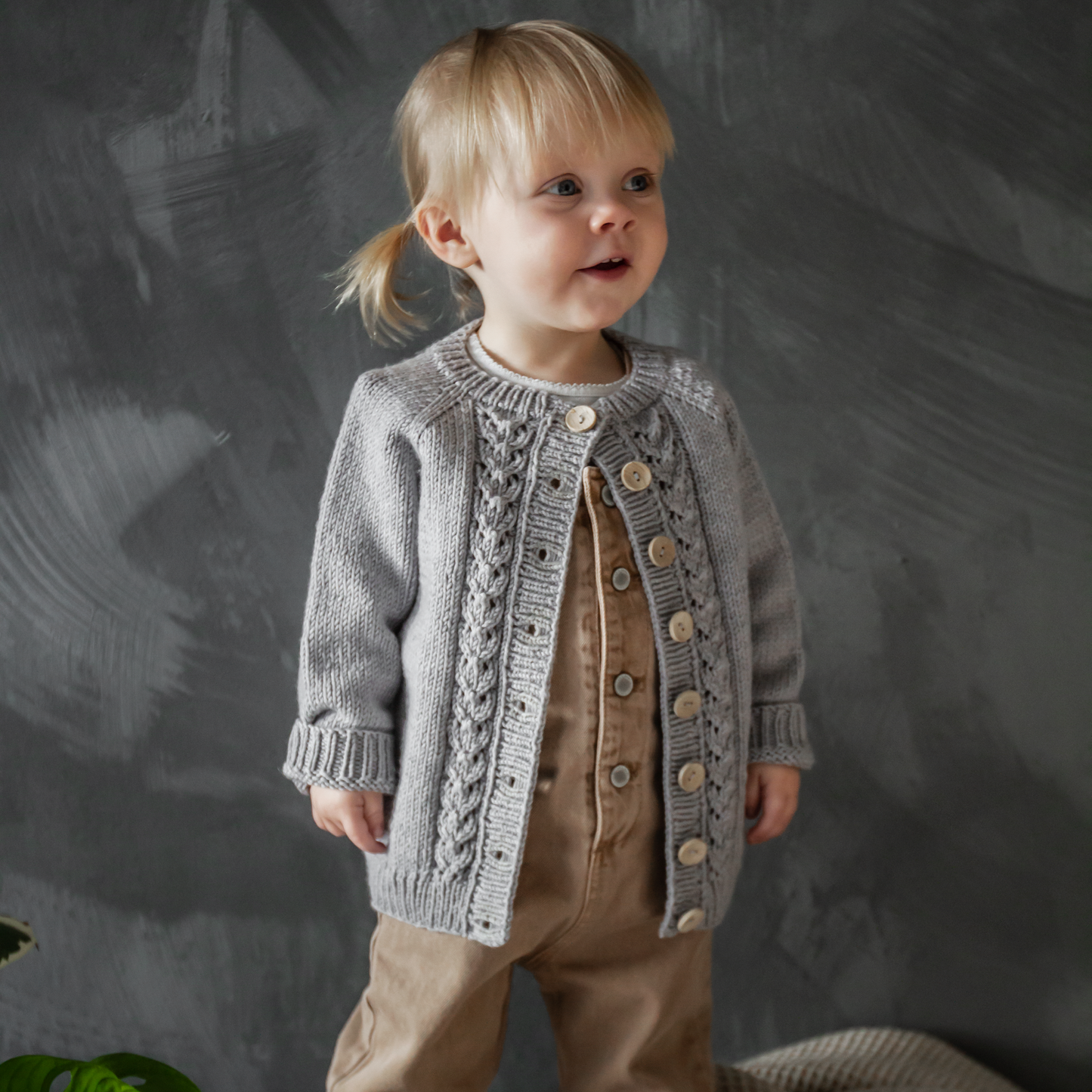 Rabe - eine Strickjacke für Kinder mit Lochmuster.