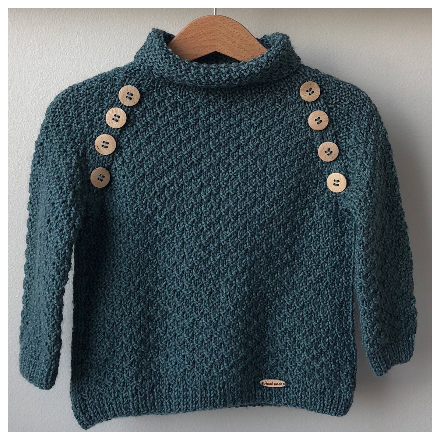 Röskva - ein Kinderpullover mit doppeltem Perlmuster auf der Vorderseite und an den Ärmeln.