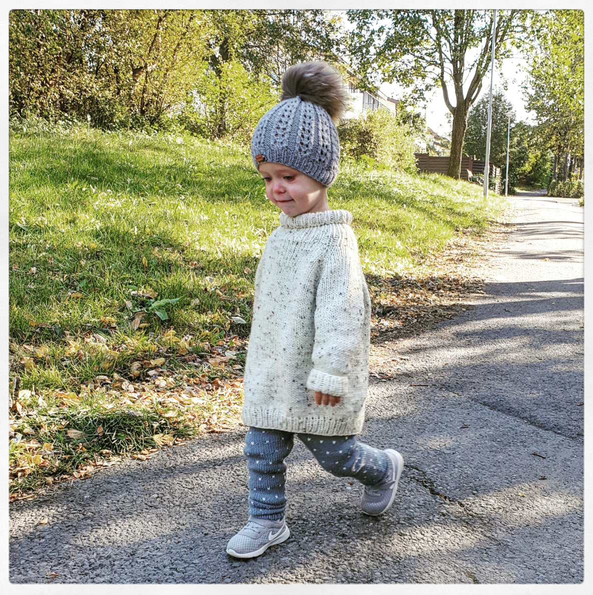 Kari - ein oversize Kinderpullover aus dicker Wolle.