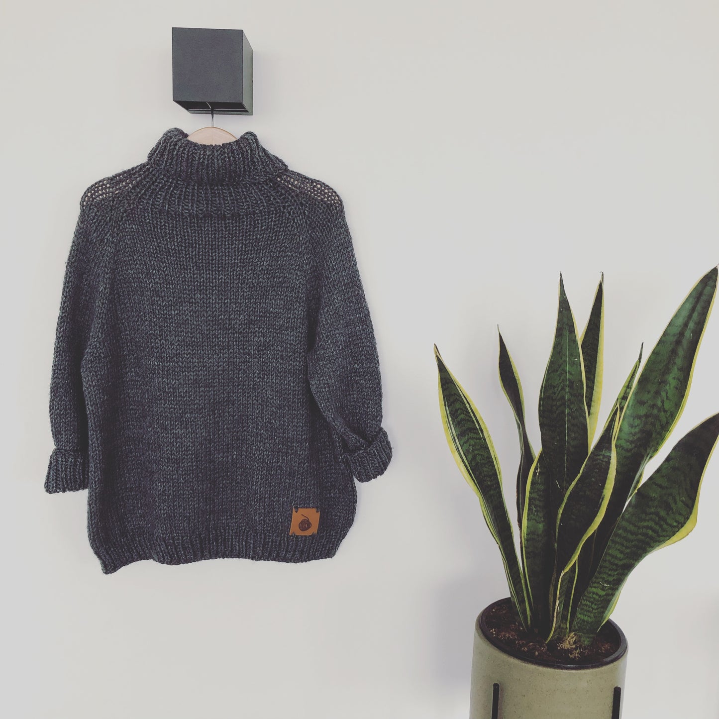 Kari - ein oversize Kinderpullover aus dicker Wolle.