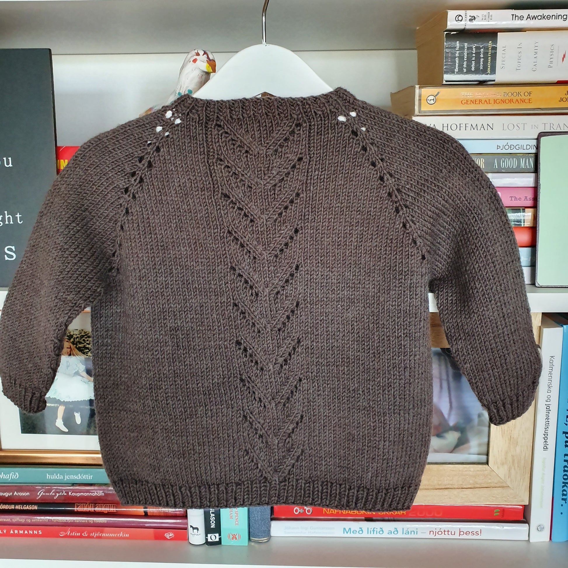 VÖK Kinderjacke - eine RVO-Strickjacke mit Lochmuster