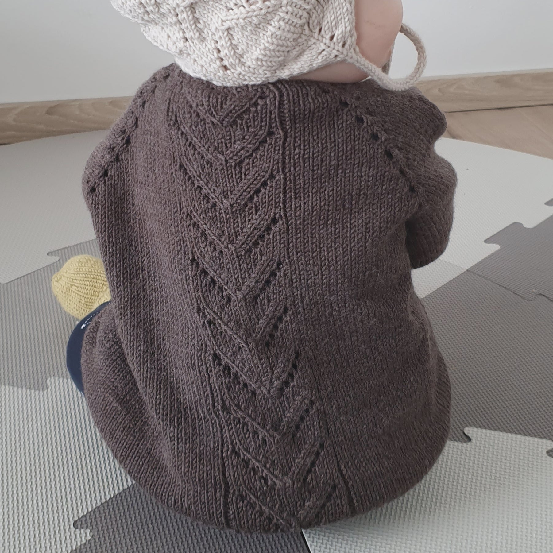 VÖK Kinderjacke - eine RVO-Strickjacke mit Lochmuster