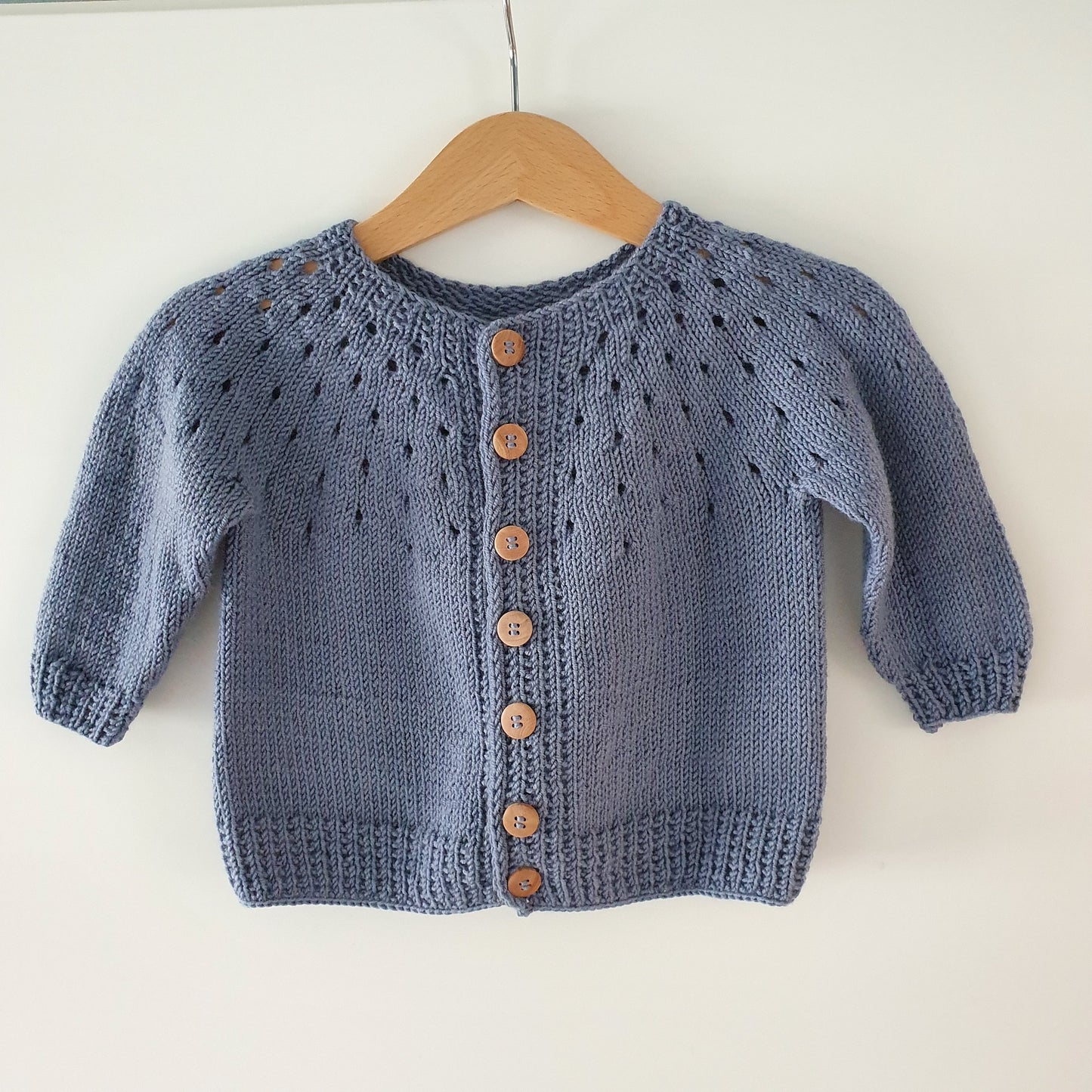 Glück - eine Babyjacke mit Lochmuster in der Rundpasse