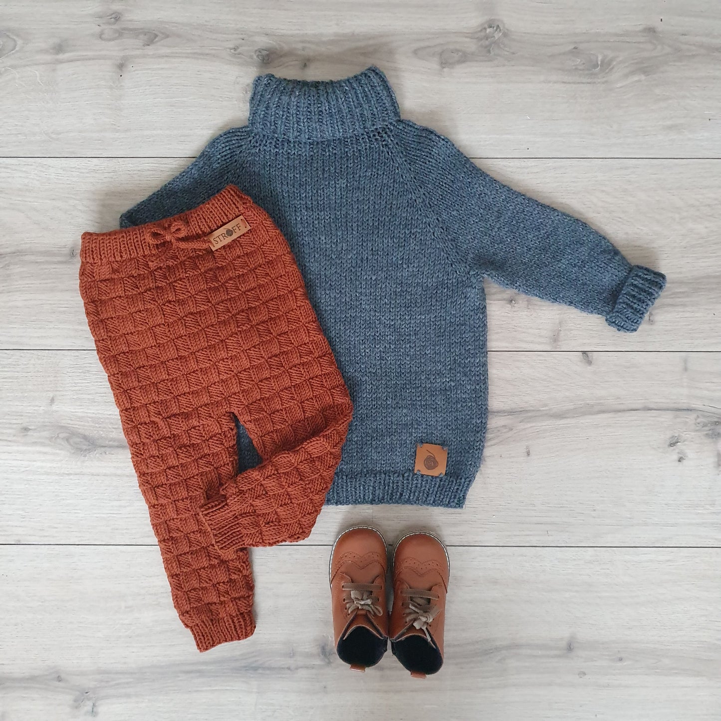 Kari - ein oversize Kinderpullover aus dicker Wolle.