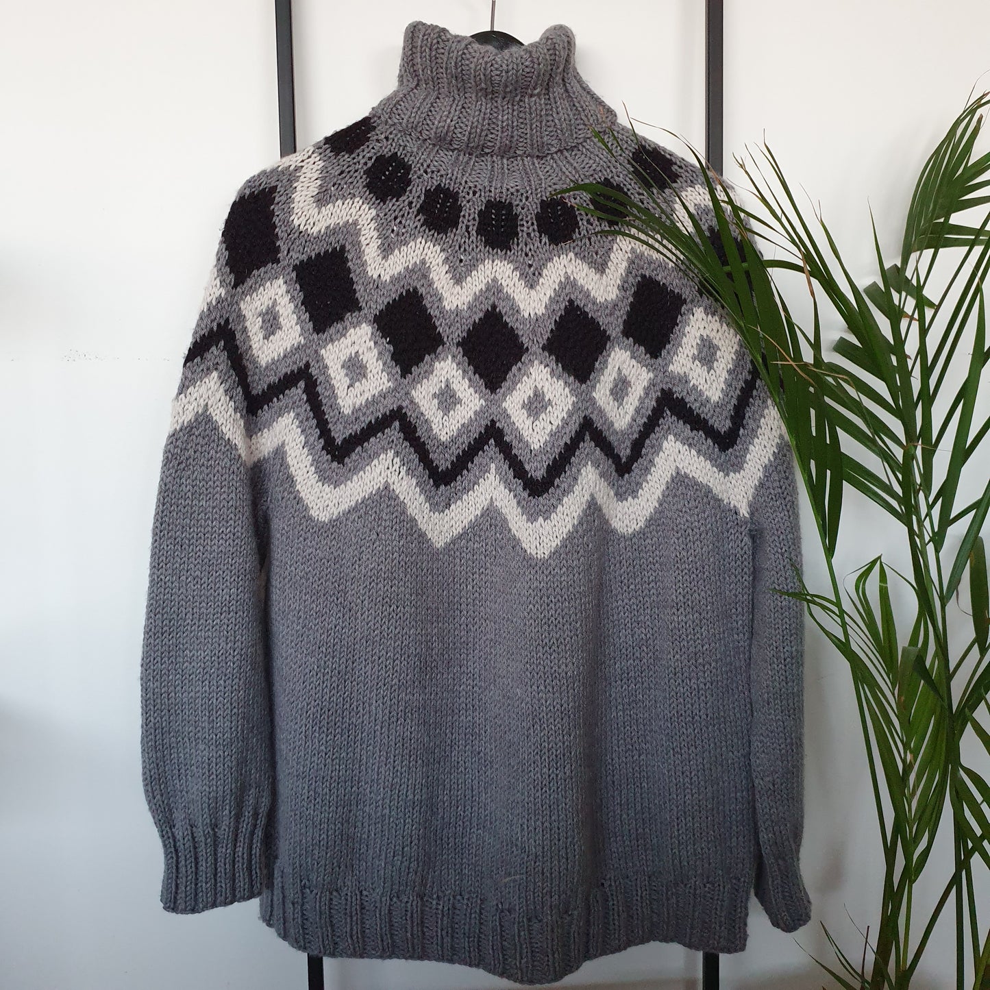 Frost - ein Damenpullover mit klassischem Isländermuster, als RVO gestrickt.