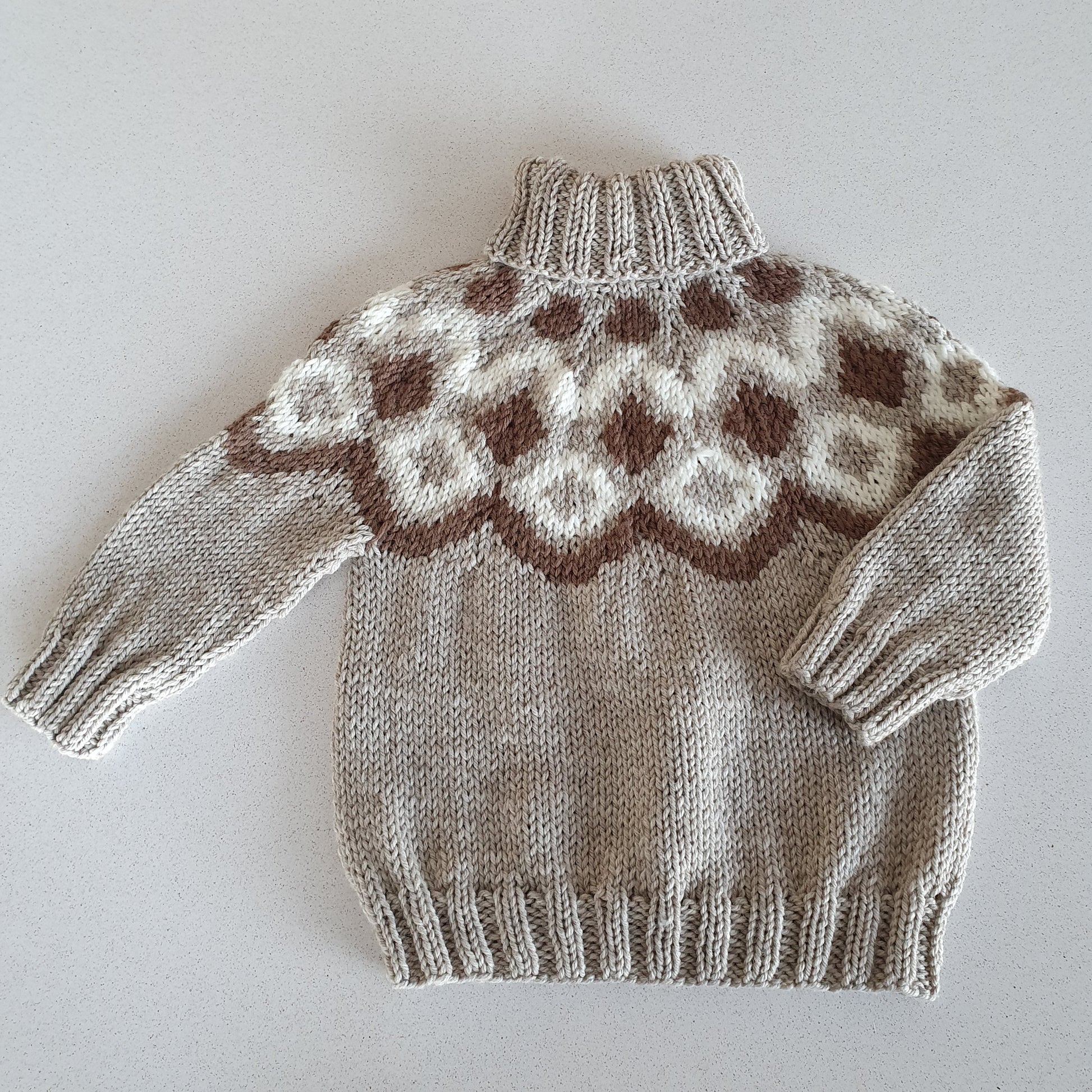 Frost - ein Kinderpullover mit klassischem Isländermuster, als RVO gestrickt.