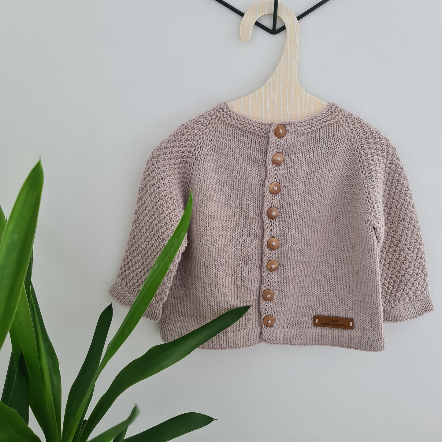 UNA - Kinderjacke mit Perlmuster und Volant