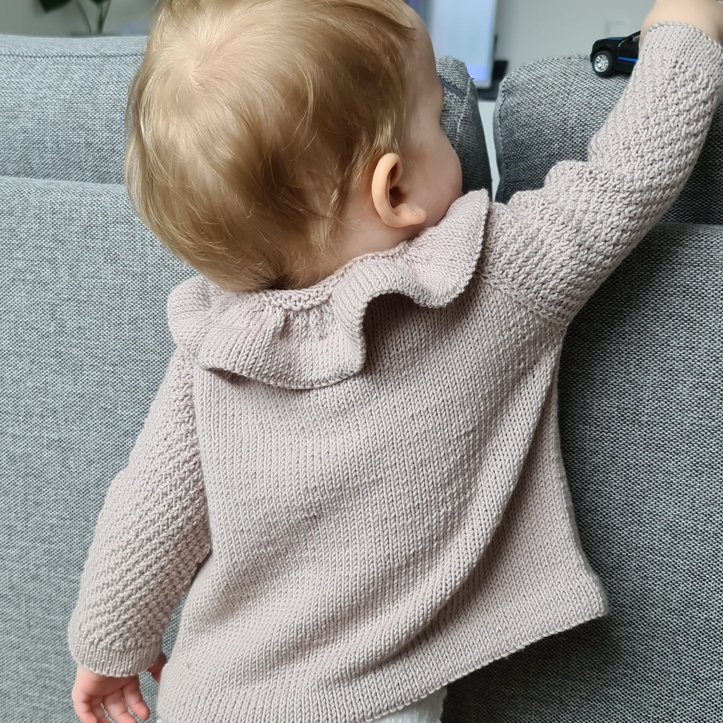 UNA - Kinderjacke mit Perlmuster und Volant