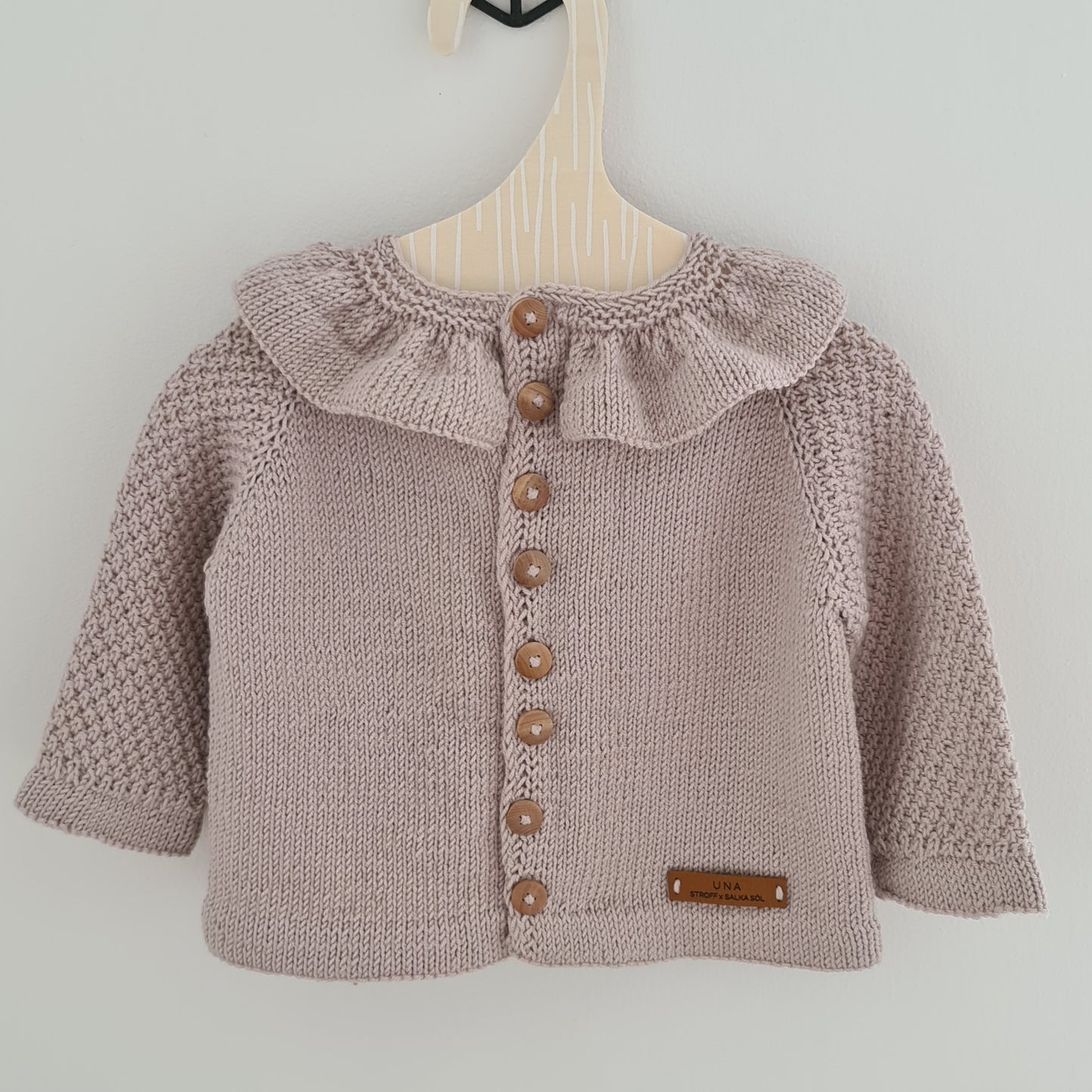 UNA - Kinderjacke mit Perlmuster und Volant