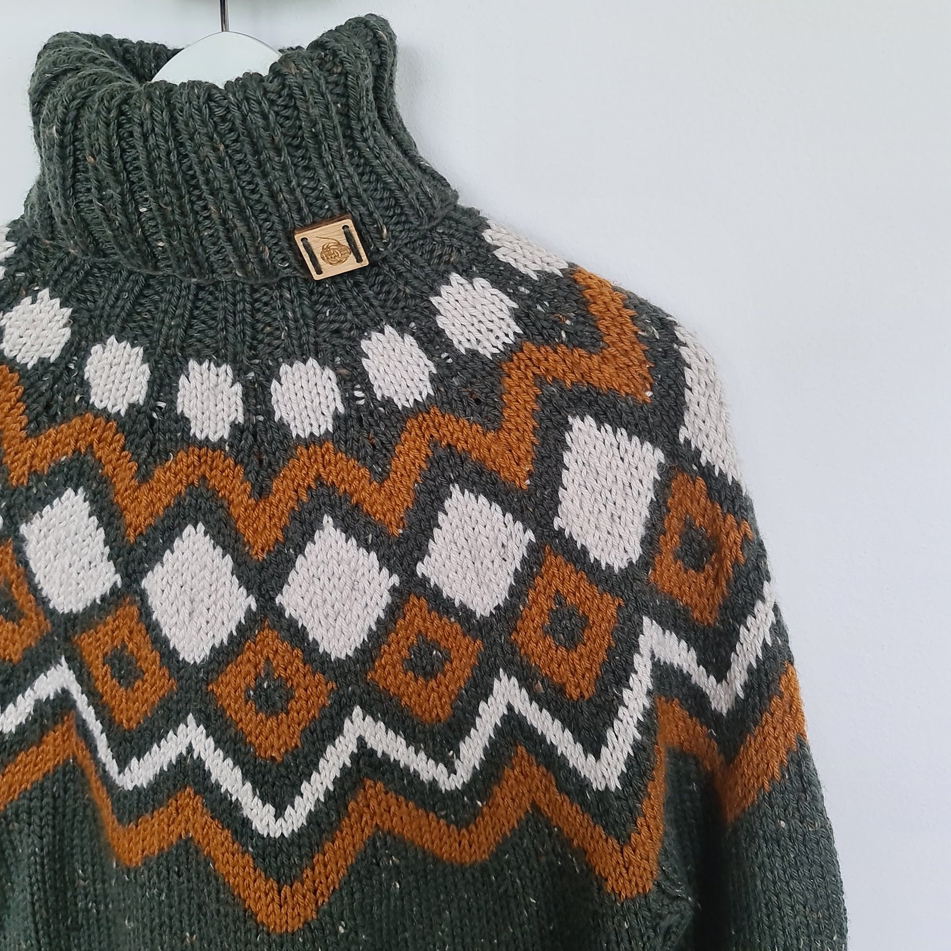 Frost - ein Herrenpullover mit klassischem Isländermuster, als RVO gestrickt.