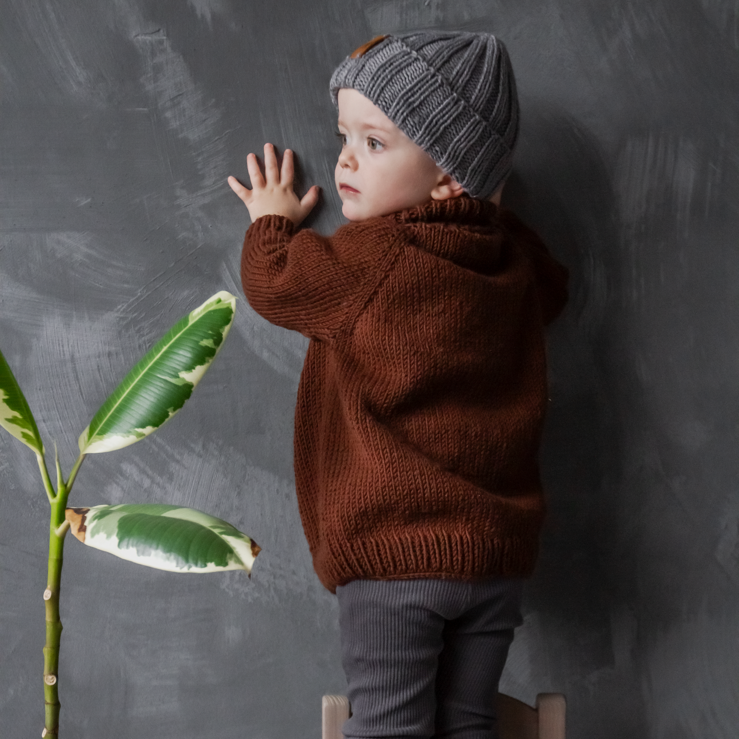 Kari - ein oversize Kinderpullover aus dicker Wolle.