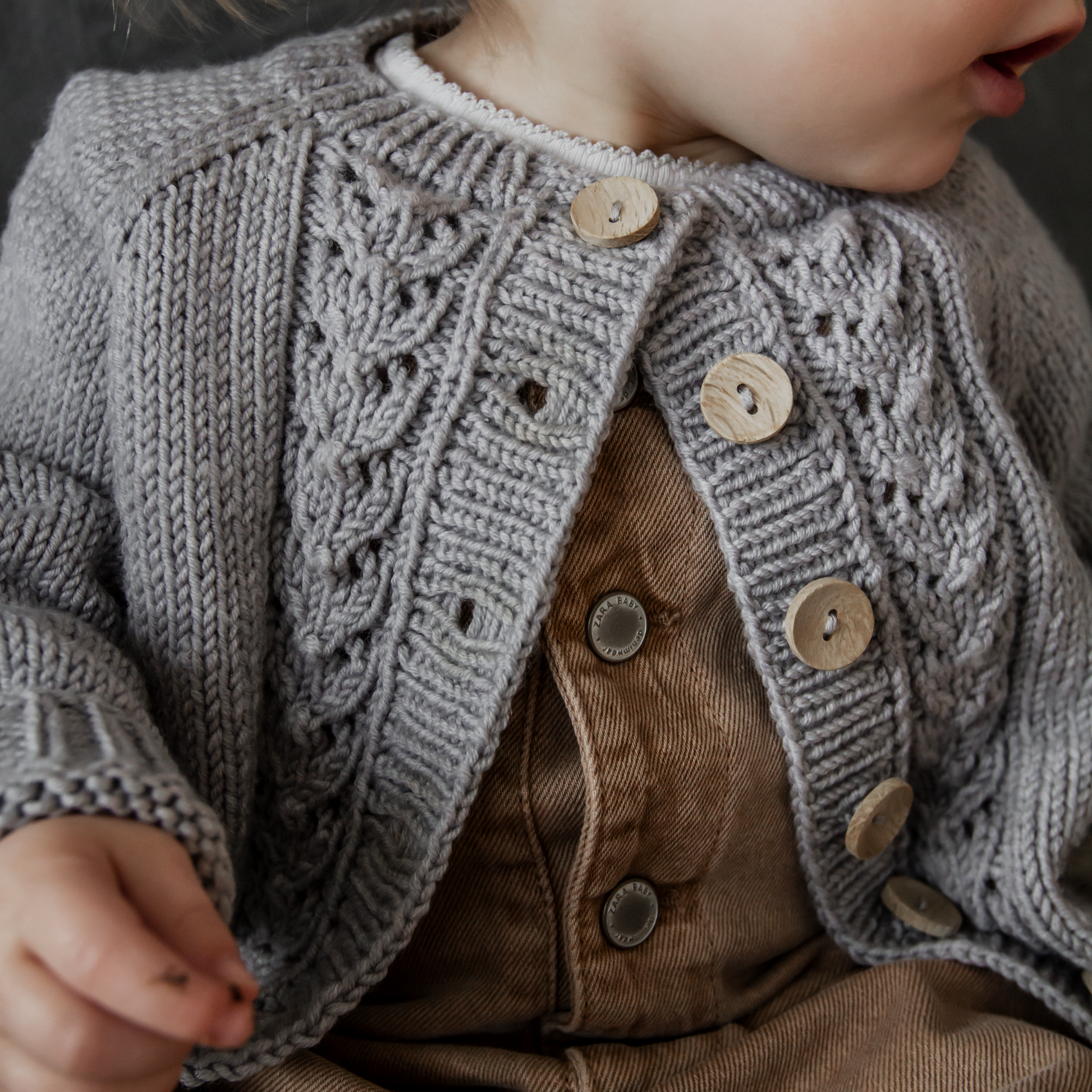 Rabe - eine Strickjacke für Kinder mit Lochmuster.