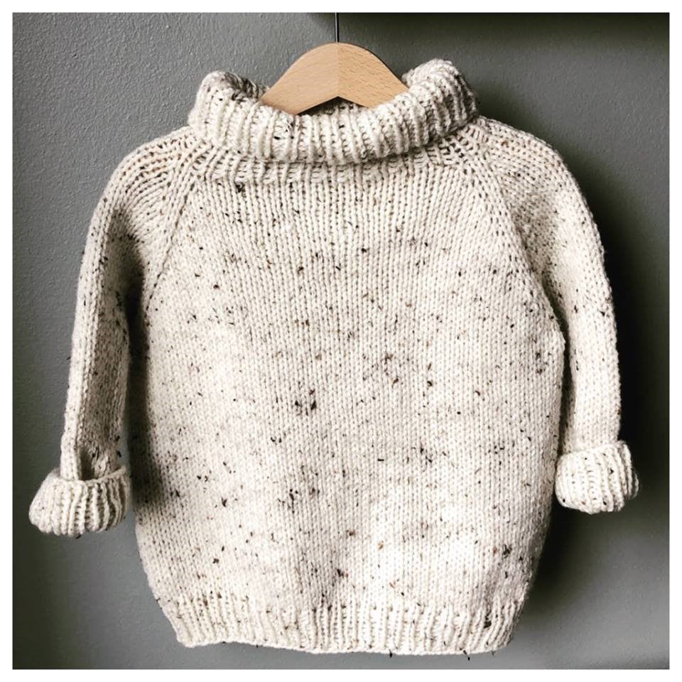 Kari - ein oversize Kinderpullover aus dicker Wolle.