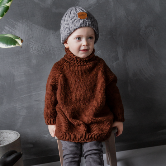 Kari - ein oversize Kinderpullover aus dicker Wolle.