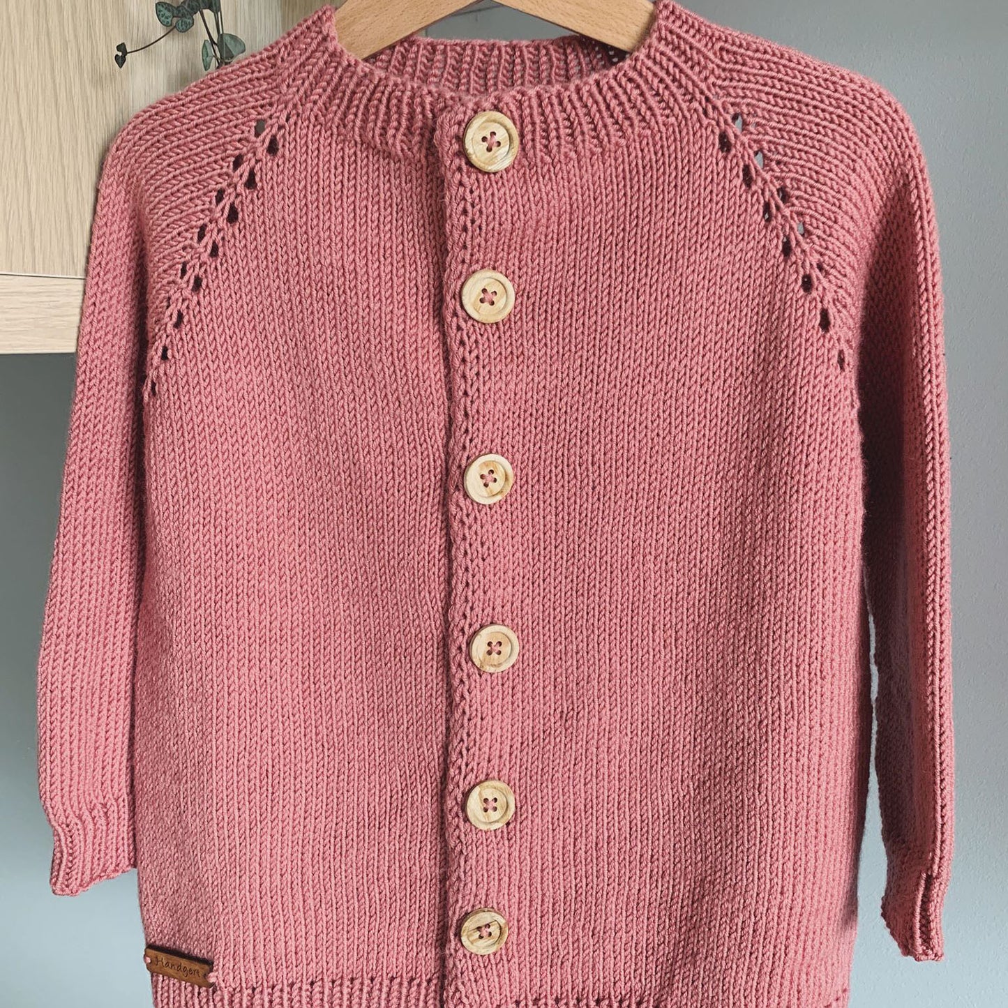 VÖK Kinderjacke - eine RVO-Strickjacke mit Lochmuster