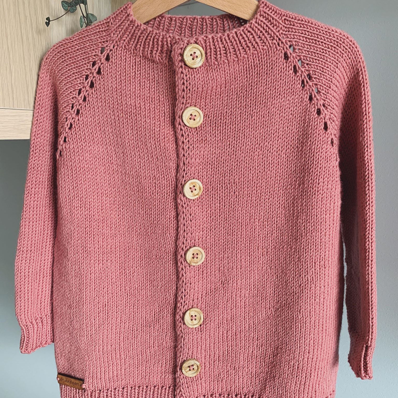 VÖK Kinderjacke - eine RVO-Strickjacke mit Lochmuster