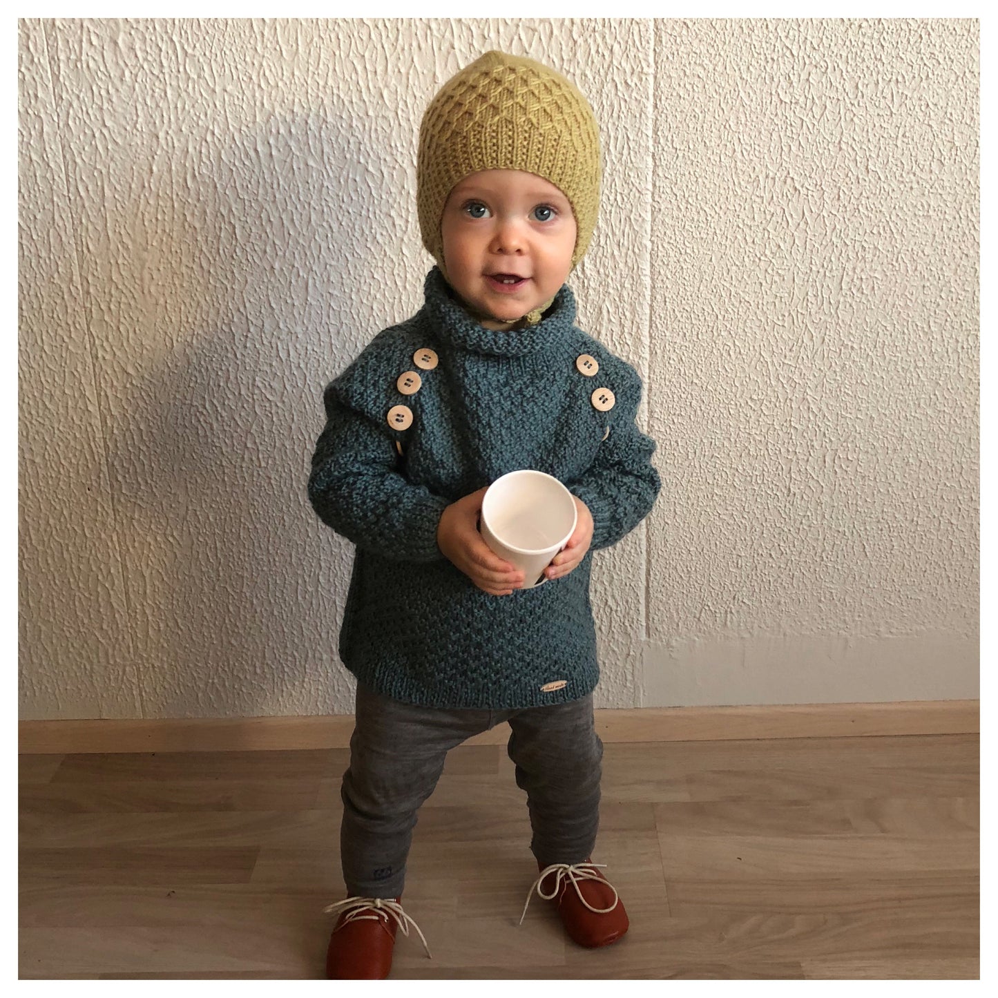 Röskva - ein Kinderpullover mit doppeltem Perlmuster auf der Vorderseite und an den Ärmeln.