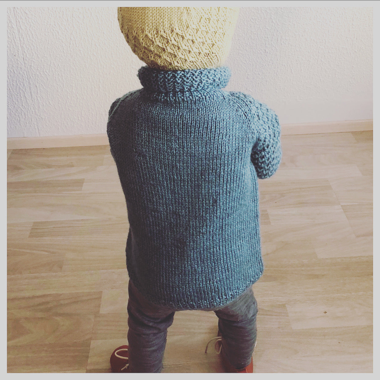 Röskva - ein Kinderpullover mit doppeltem Perlmuster auf der Vorderseite und an den Ärmeln.