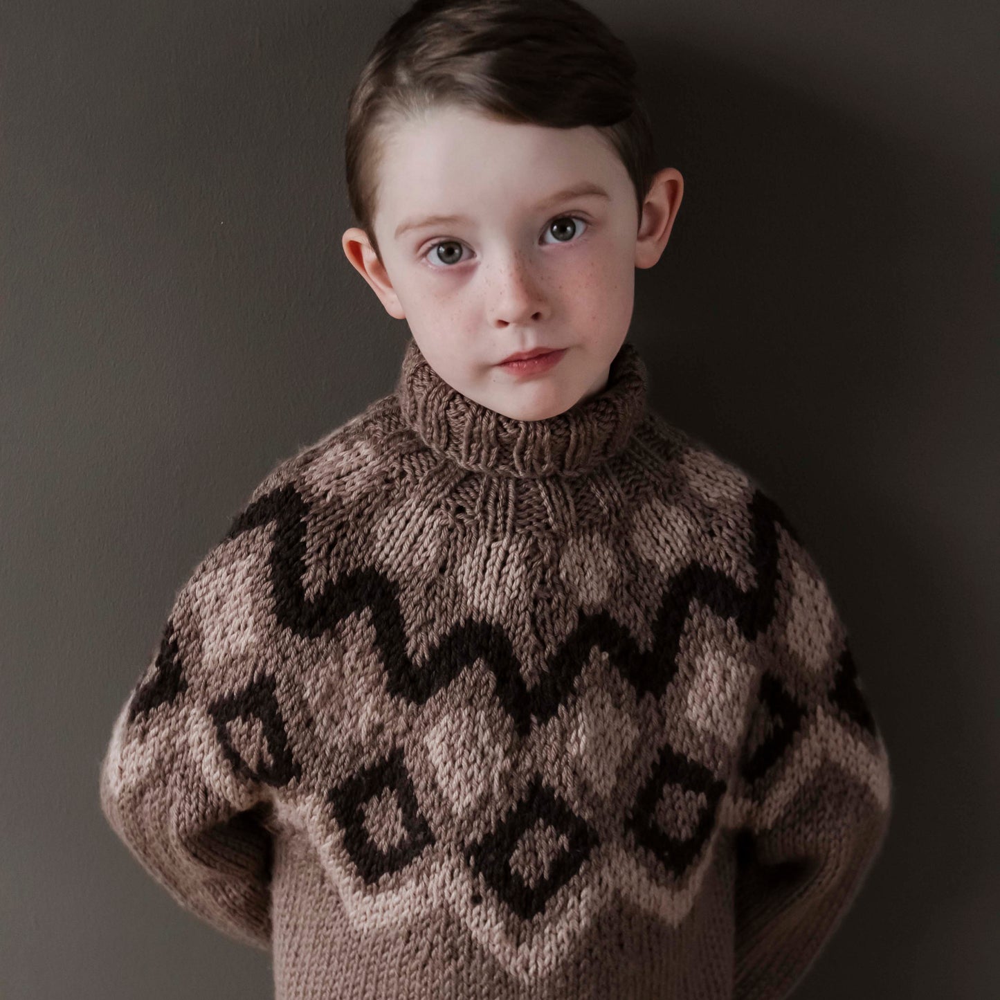 Frost - ein Kinderpullover mit klassischem Isländermuster, als RVO gestrickt.