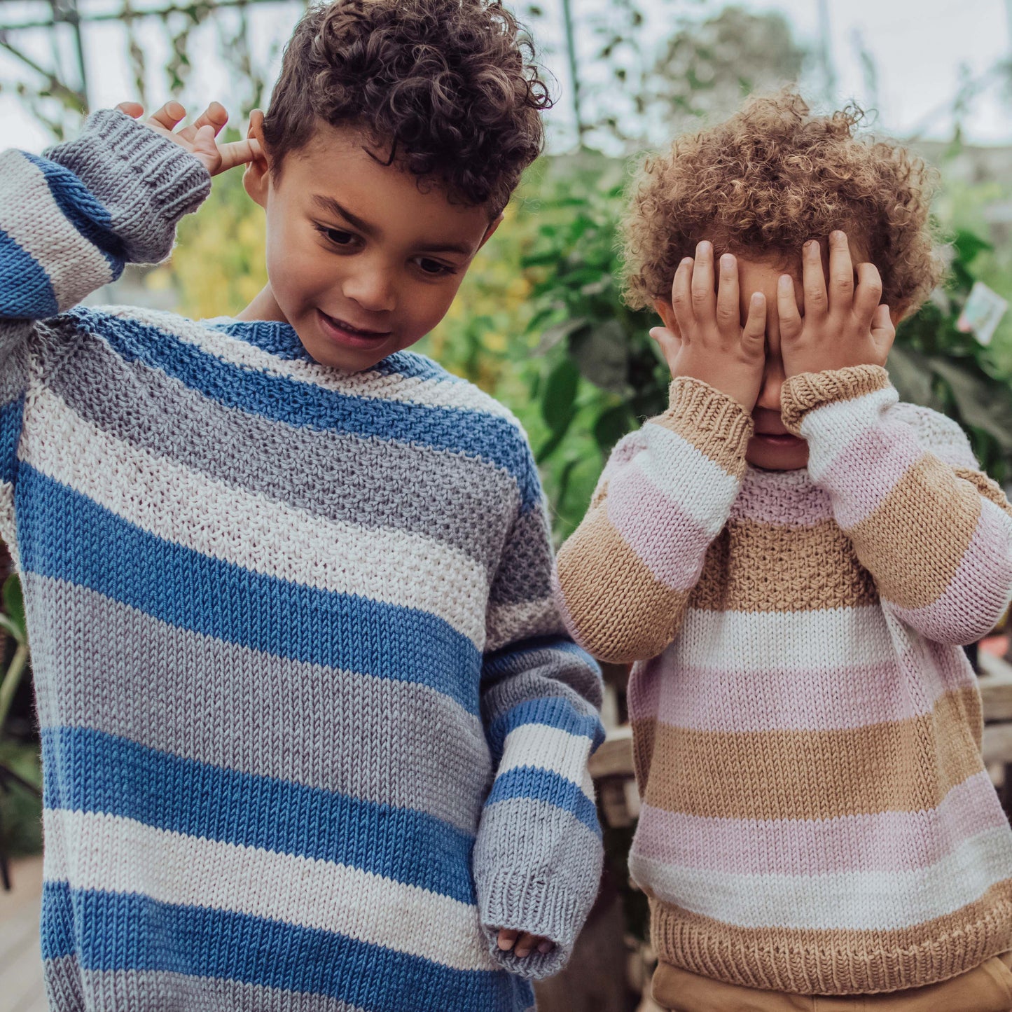 Tommy und Annika - ein gestreifter Kinderpullover mit Perlmuster