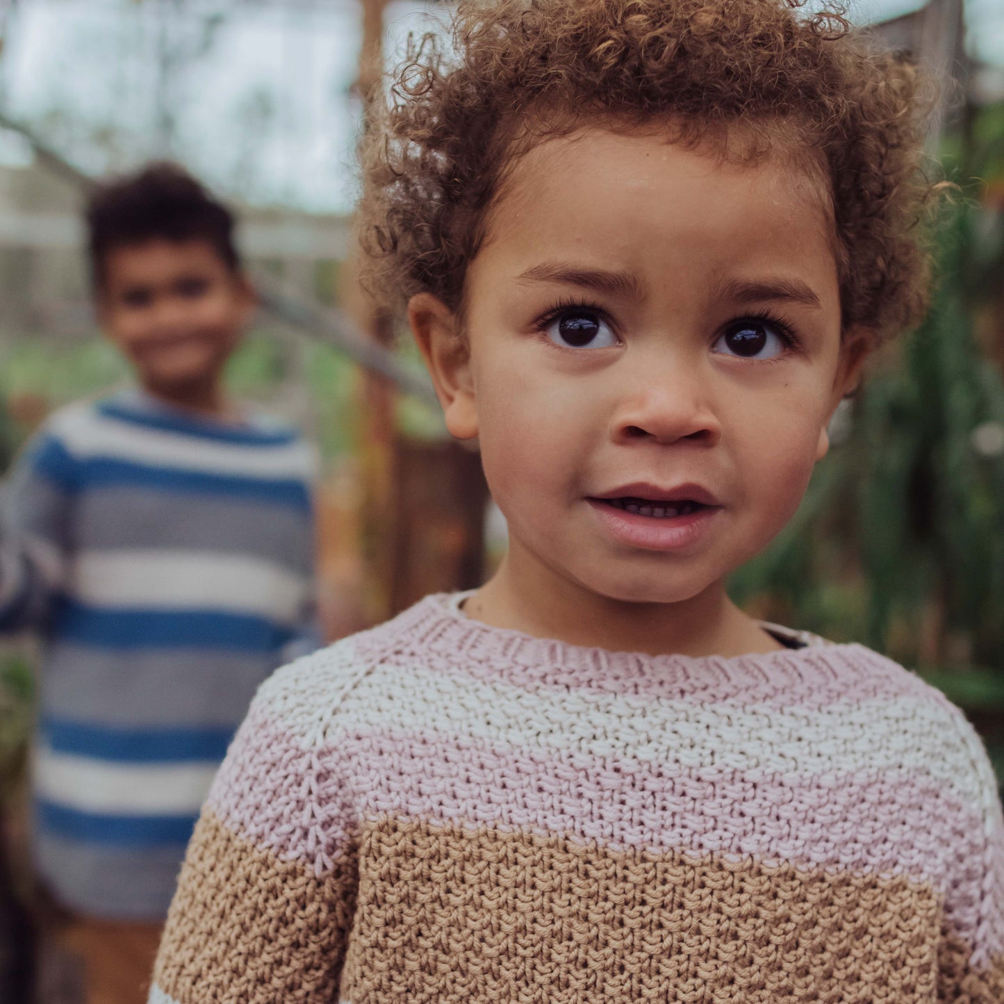 Tommy und Annika - ein gestreifter Kinderpullover mit Perlmuster