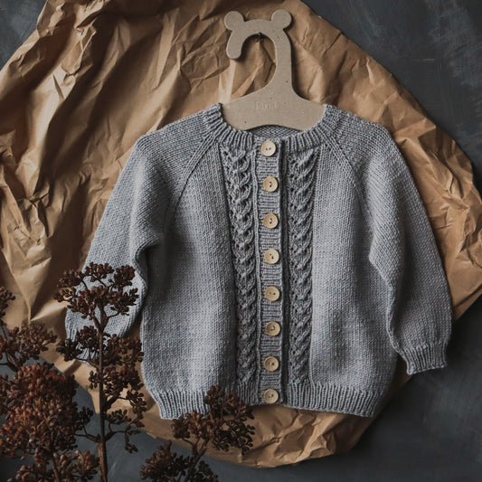 Rabe - eine Strickjacke für Kinder mit Lochmuster.