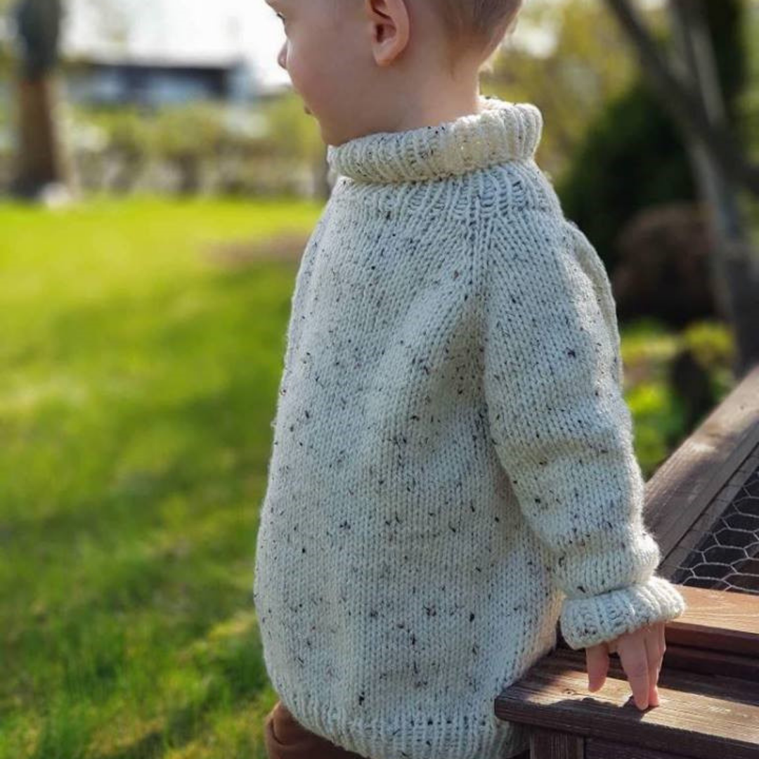 Kari - ein oversize Kinderpullover aus dicker Wolle.