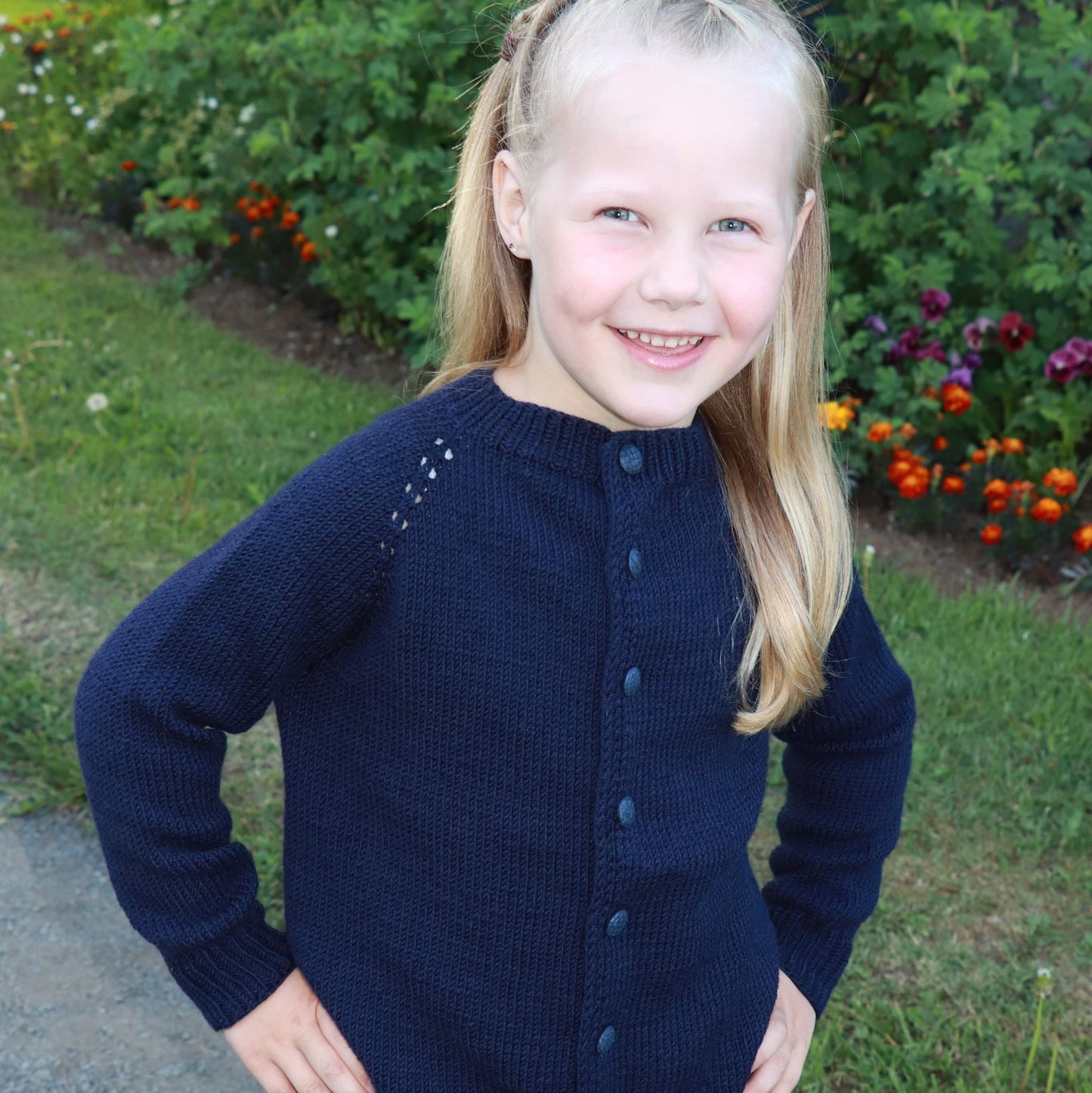 VÖK Kinderjacke - eine RVO-Strickjacke mit Lochmuster